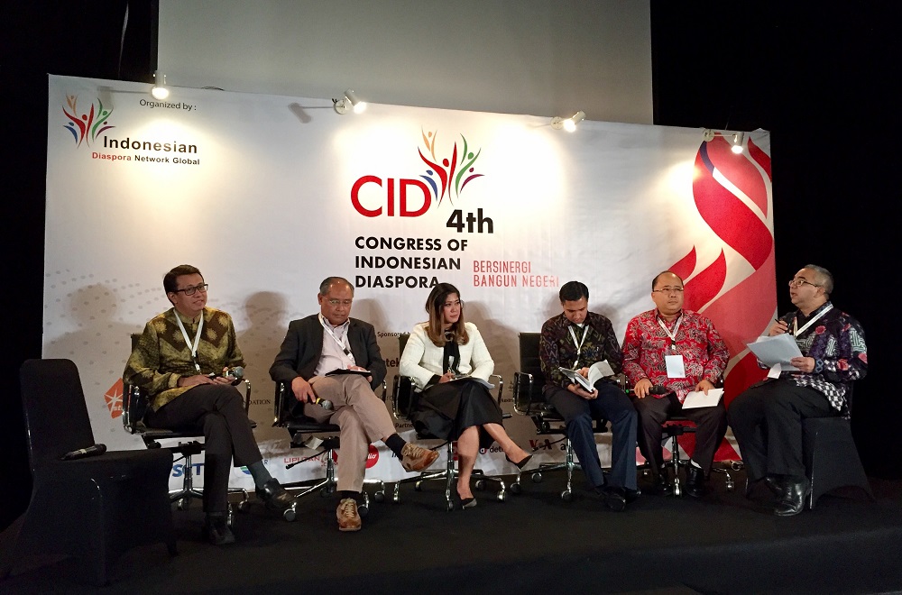 A panel discussing dual citizenship, a major issue during the 4th Congress of Indonesian Diaspora in Jakarta, July 2017. (Yearry Panji Setianto) A panel of six sit on a small stage in front of a banner at the 4th Congress of Indonesian Diaspora. (Yearry Panji Setianto)